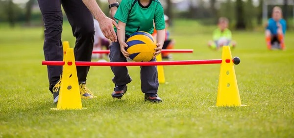 足球转会市场最新签约及趋势分析